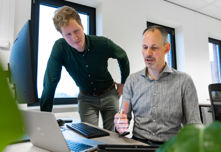 ELICIT medewerkers analyseren expertkennis om de essentie vast te leggen en direct beschikbaar te maken voor de fabriek.