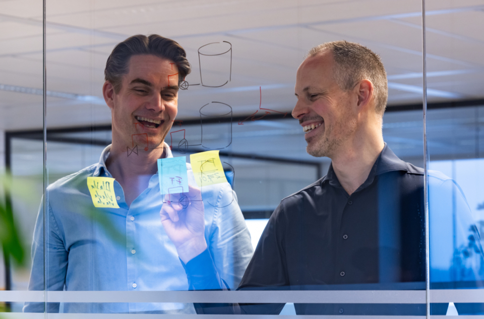 ELICIT medewerkers werken samen aan het structureren en visualiseren van expertkennis voor digitale kennisborging in productie.